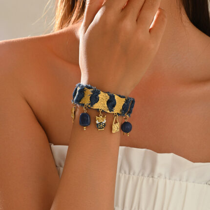 Bracelet de luxe léger d'inspiration européenne et américaine pour femme, orné d'un pendentif hibou en tissu au design géométrique original, bijou de poignet polyvalent.